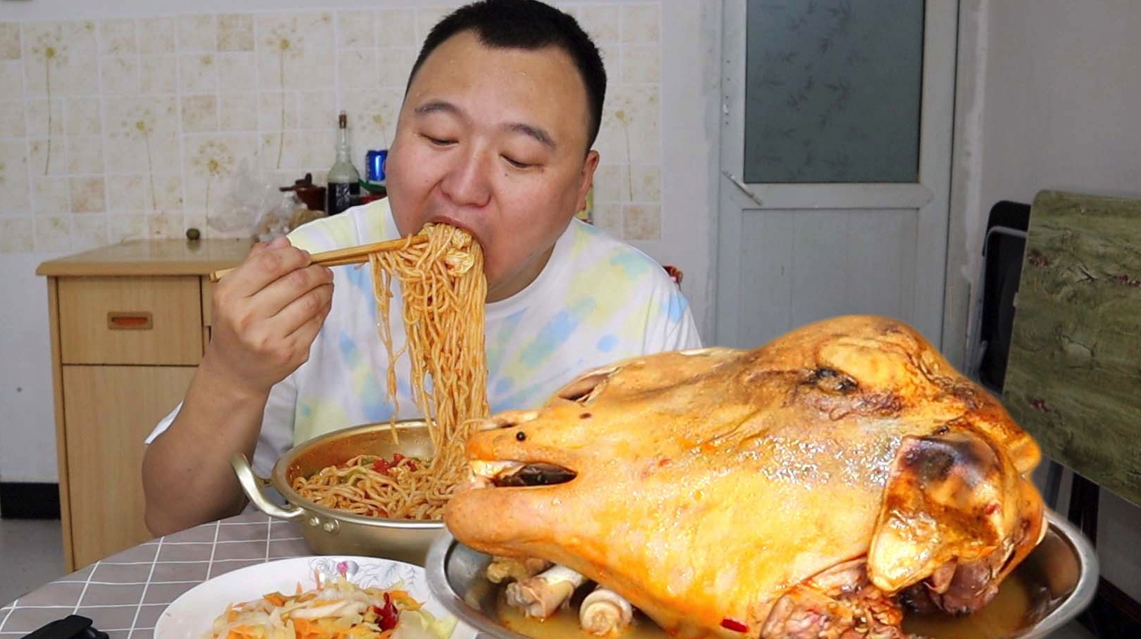 小伙买羊头炖了五个多小时,直接酥烂脱骨,配2斤炒面,过瘾!