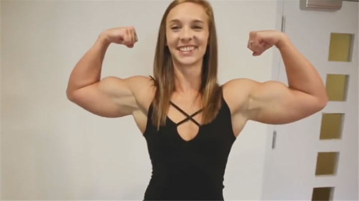 健美界的肌肉女巨人,微笑着做哑铃弯举,二头肌围度达到41厘米