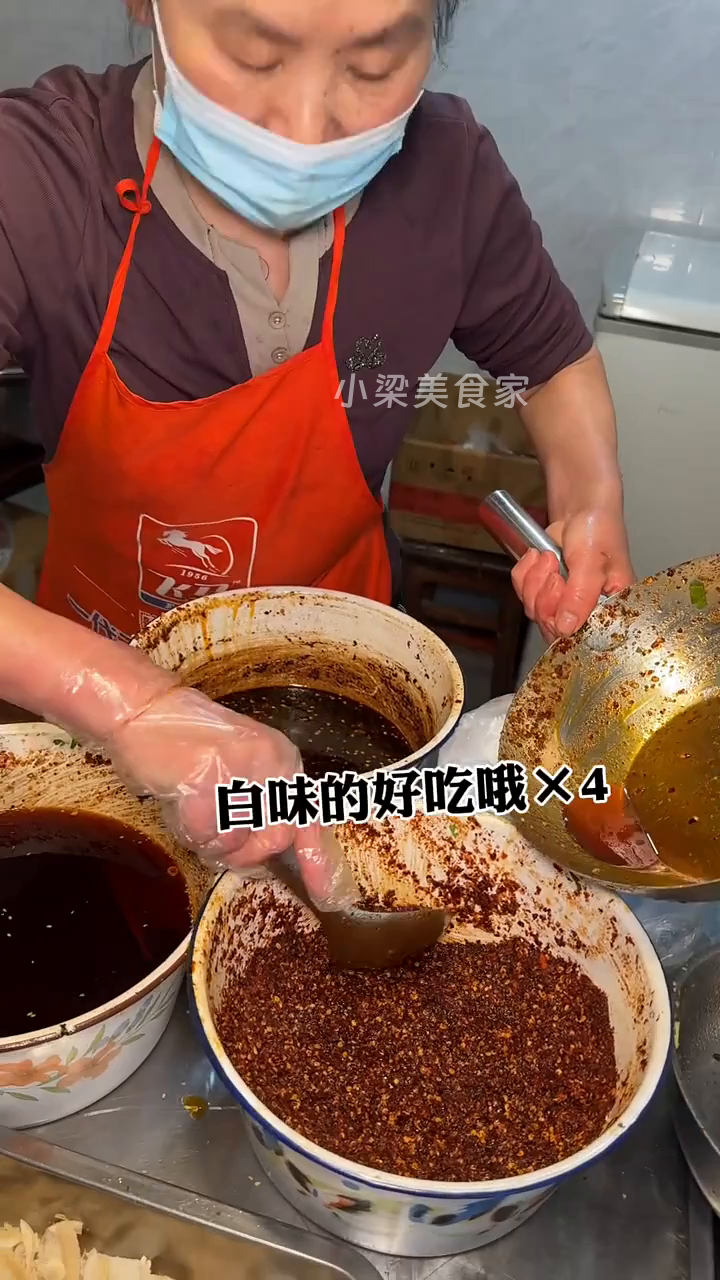 成都街头的凉拌鸡爪子!红油的才最香!一整个爱住!