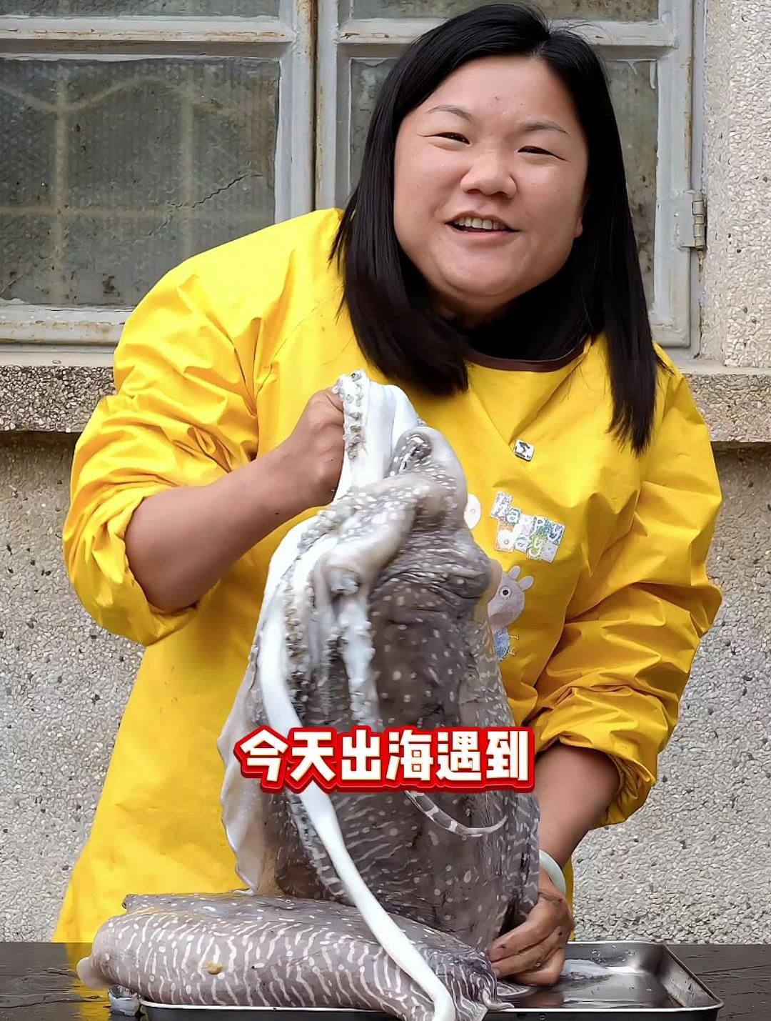 难得一见的大墨鱼,用独特的创新吃法,打破小食圈的天花板