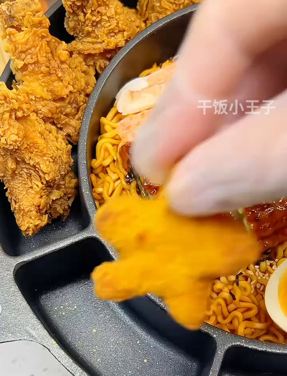 中国小伙儿给女朋友做鳗鱼火鸡面大餐,沉浸式体验!