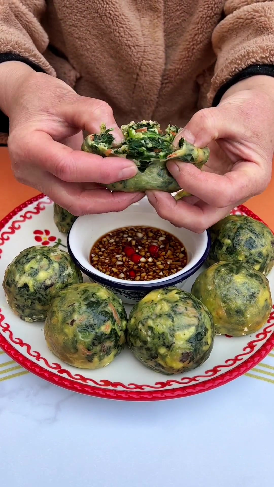 蒸菜团子啦有菠菜胡萝卜鸡蛋还有木耳