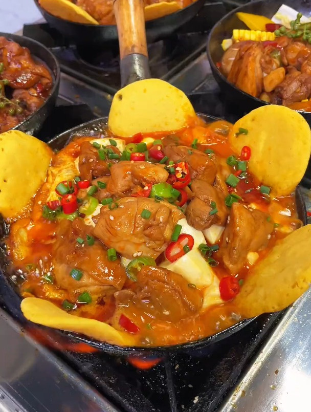 小炒鸡米饭,五种口味,出餐快,食堂档口很受欢迎,一天500份