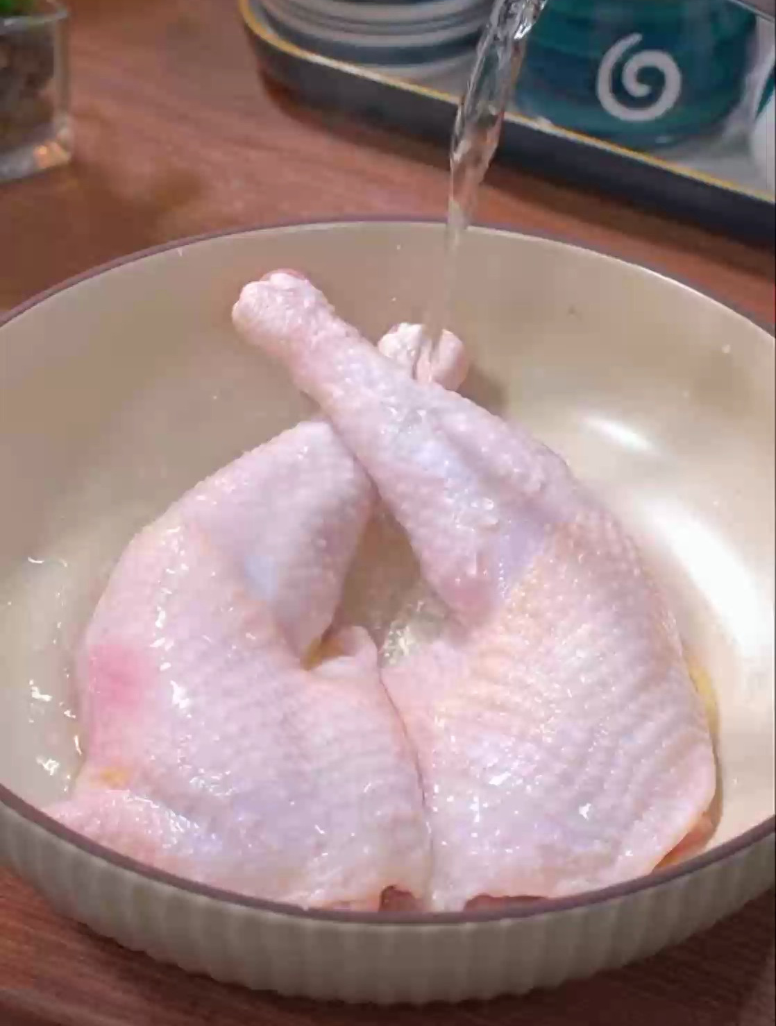 广东一道名菜,豉油鸡的做法,鸡肉鲜嫩好吃,做法简单