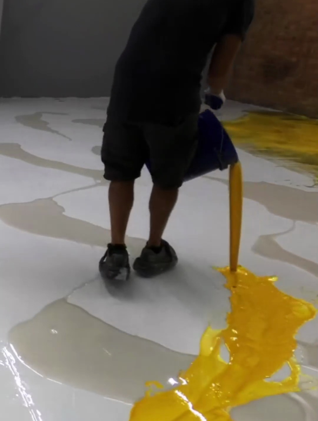 树脂艺术:“鸡屎黄”环氧树脂地面施工