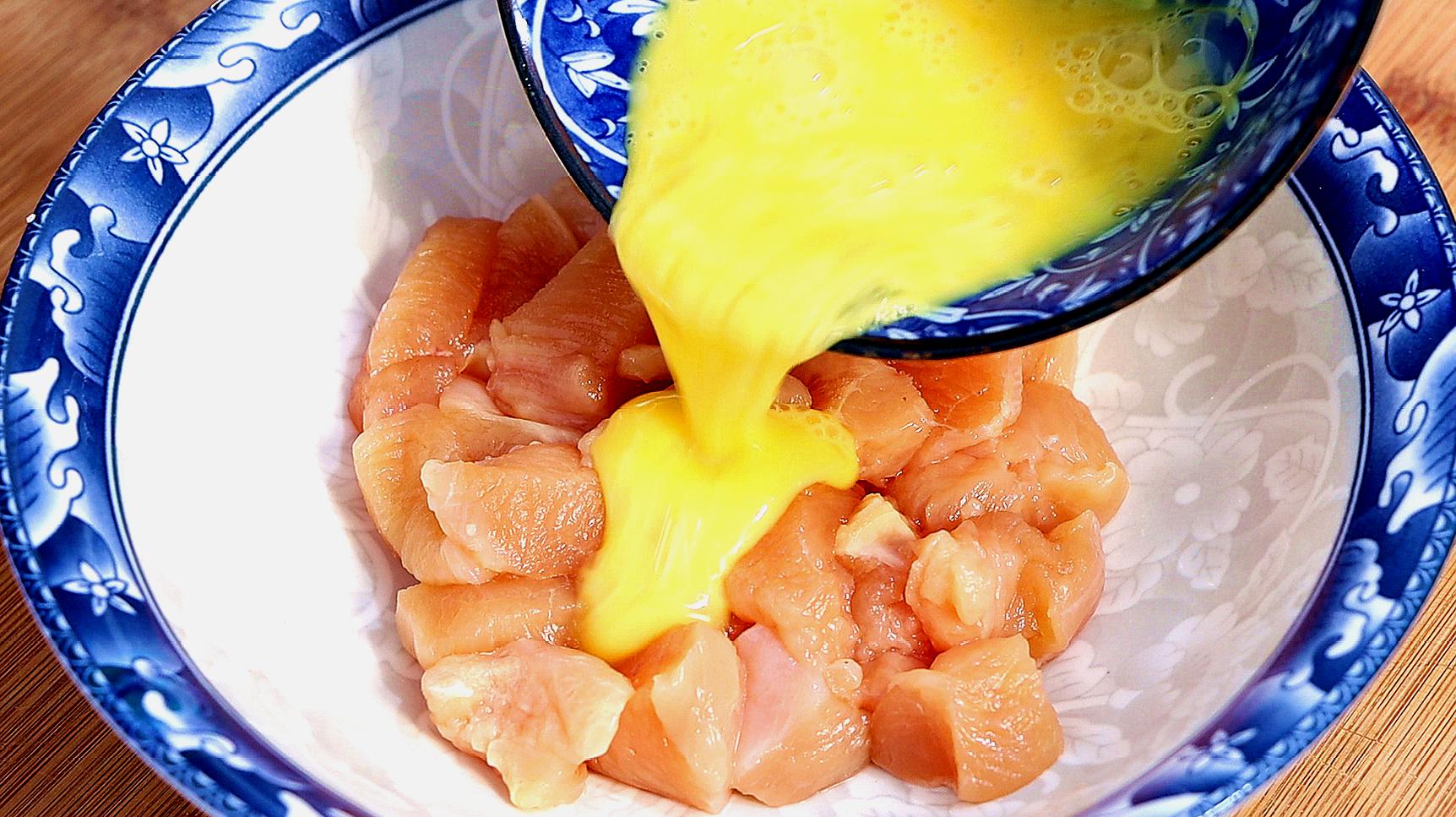 鸡胸肉里打入1个鸡蛋,吃再多也不胖,肉质鲜嫩,上桌就扫光