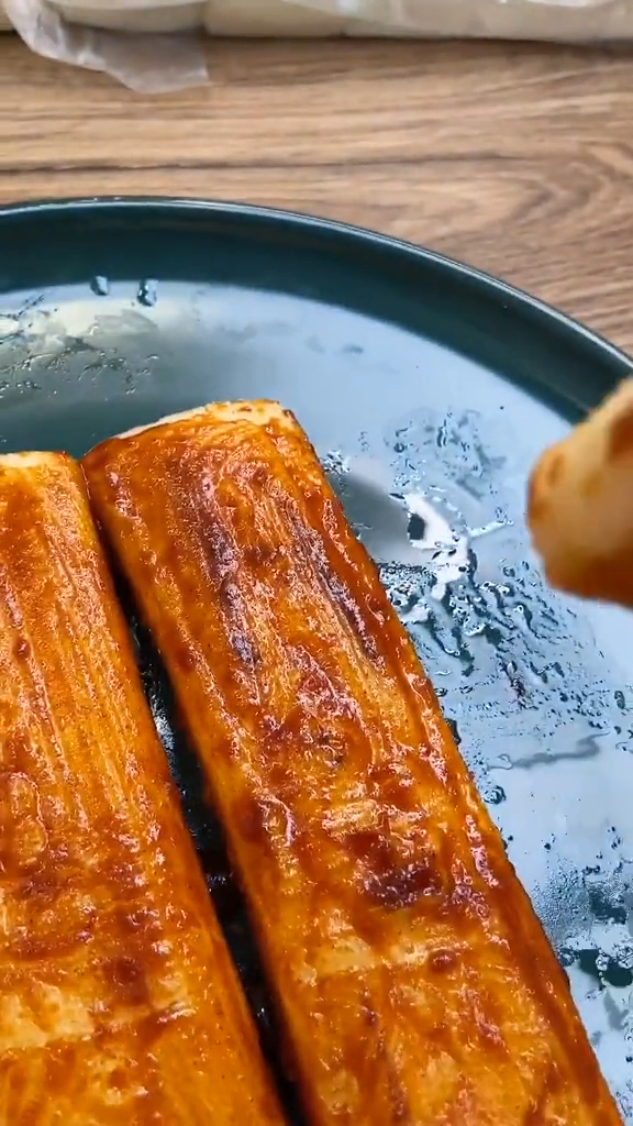 美食推荐官:脆皮年糕只需用平底锅煎个三五分钟,就会外酥里糯,很好吃