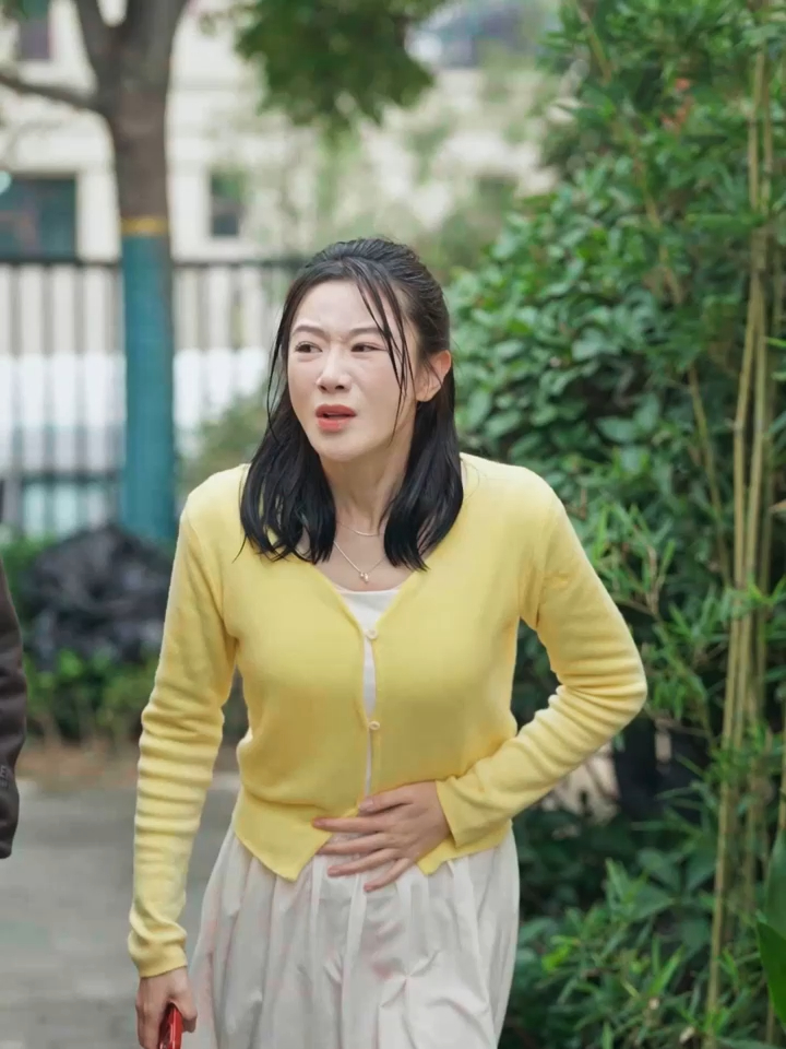 这个生日蛋糕是买给我女儿的!你凭什么拿去给小三的女儿!