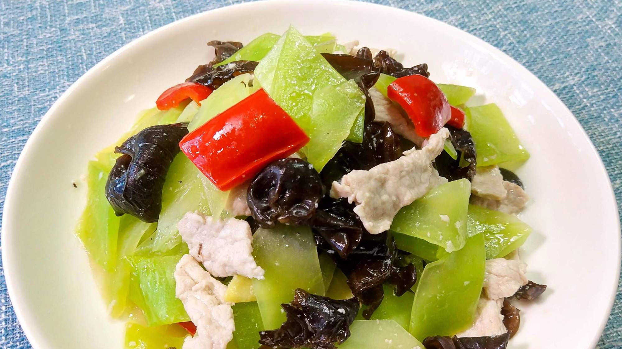 莴笋炒肉片的家常做法,莴笋清脆,肉片滑嫩,搭配米饭简直太棒了