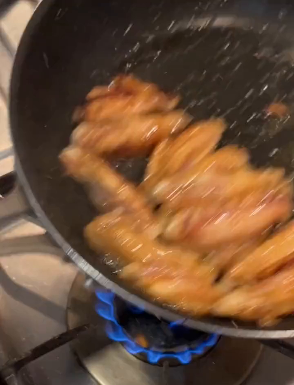 今晚来份酸辣牛肉盖浇饭，搭配腊肠鸡翅豆干大杂烩！