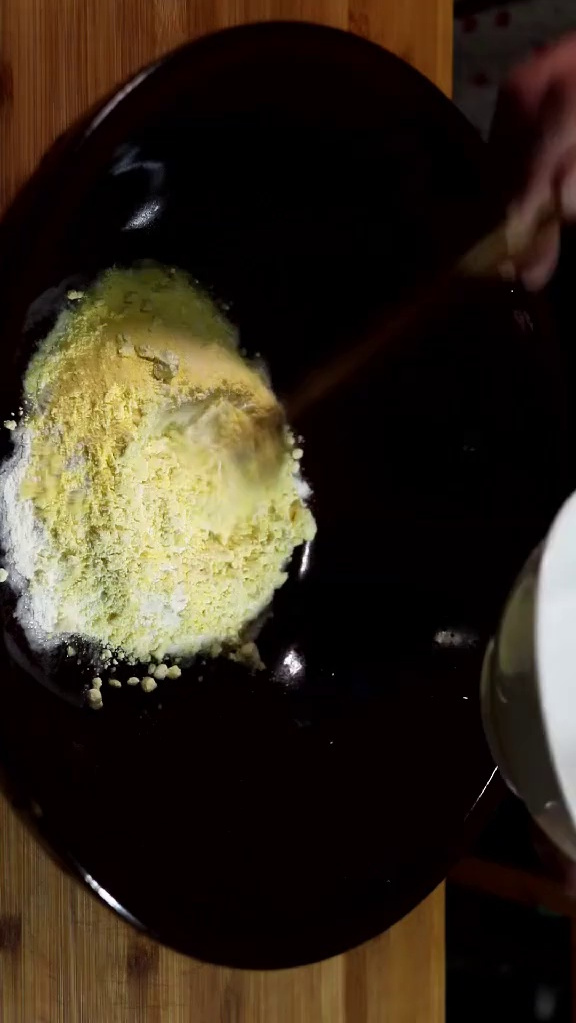 东北煎饼果子的做法,配方,200克面粉,50玉米面,250克