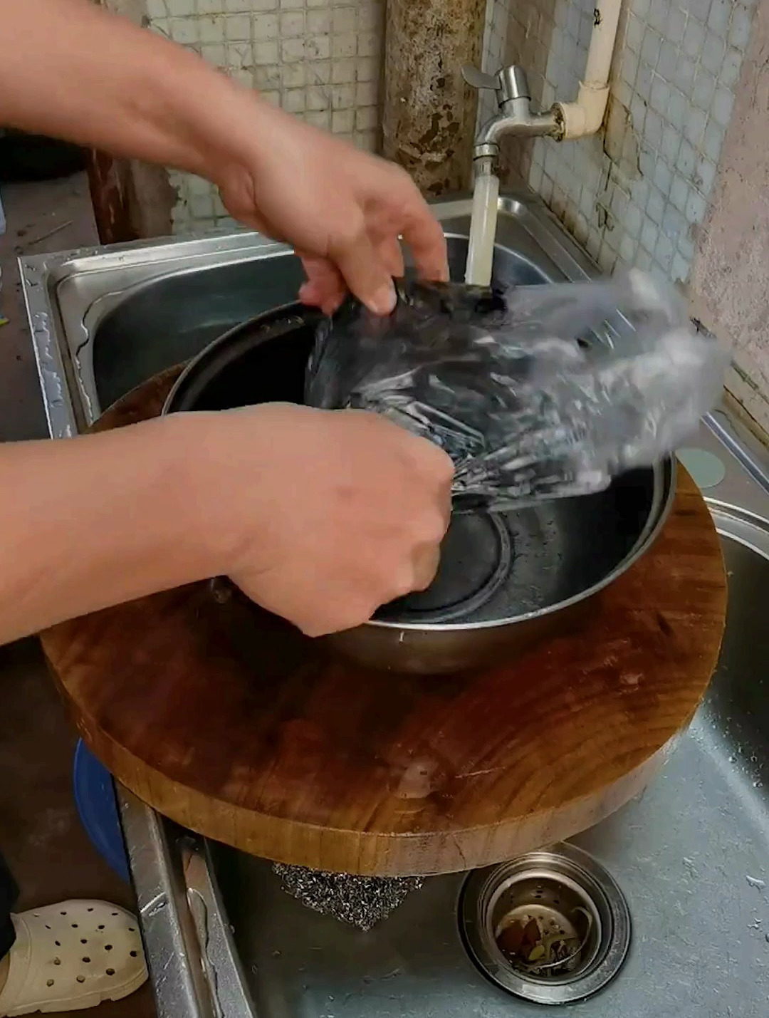 处理好的墨斗鱼腌制15分钟,两面拍上薄生粉,炸制表皮金黄酥脆