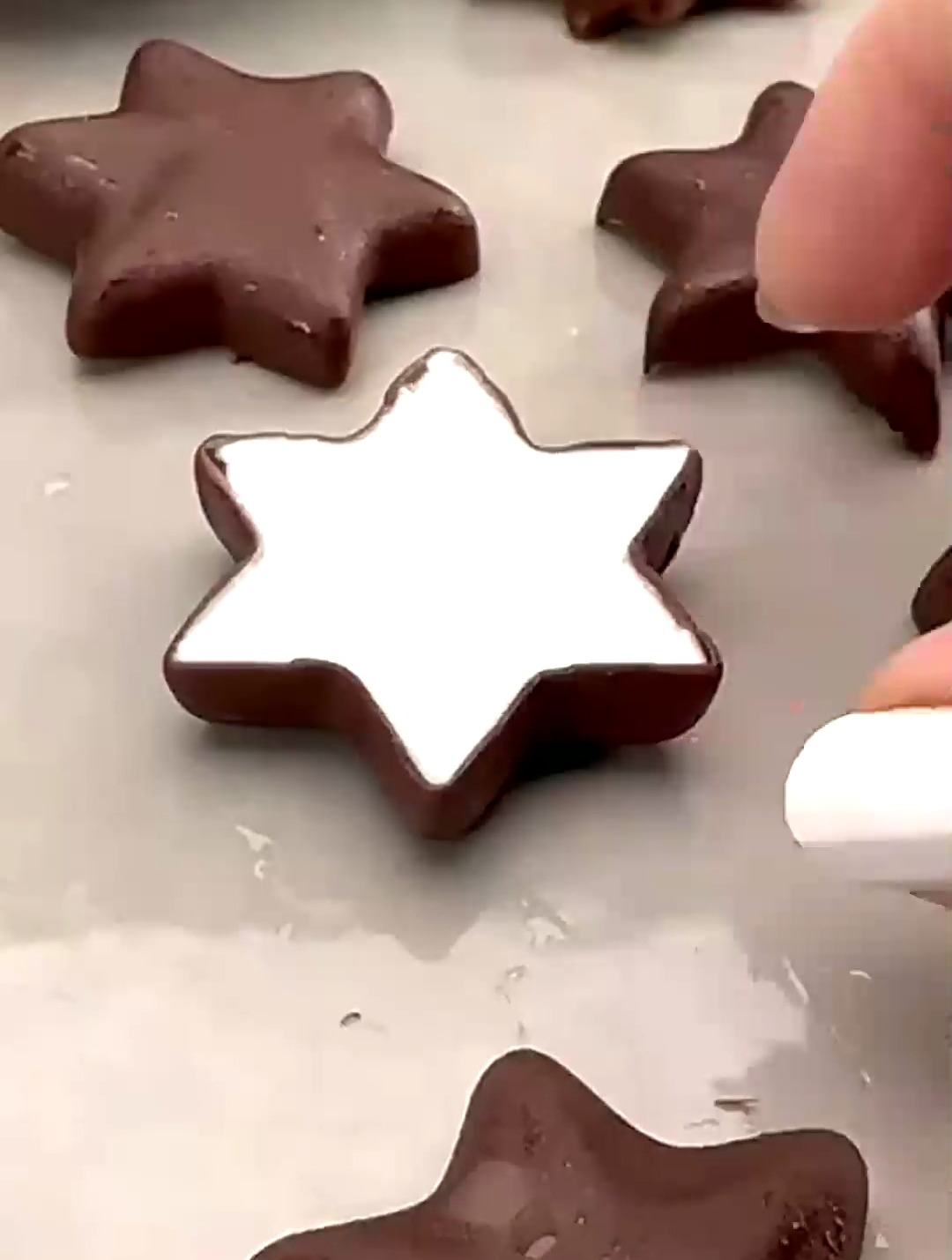 美食分享:制作五角星形状的巧克力松露