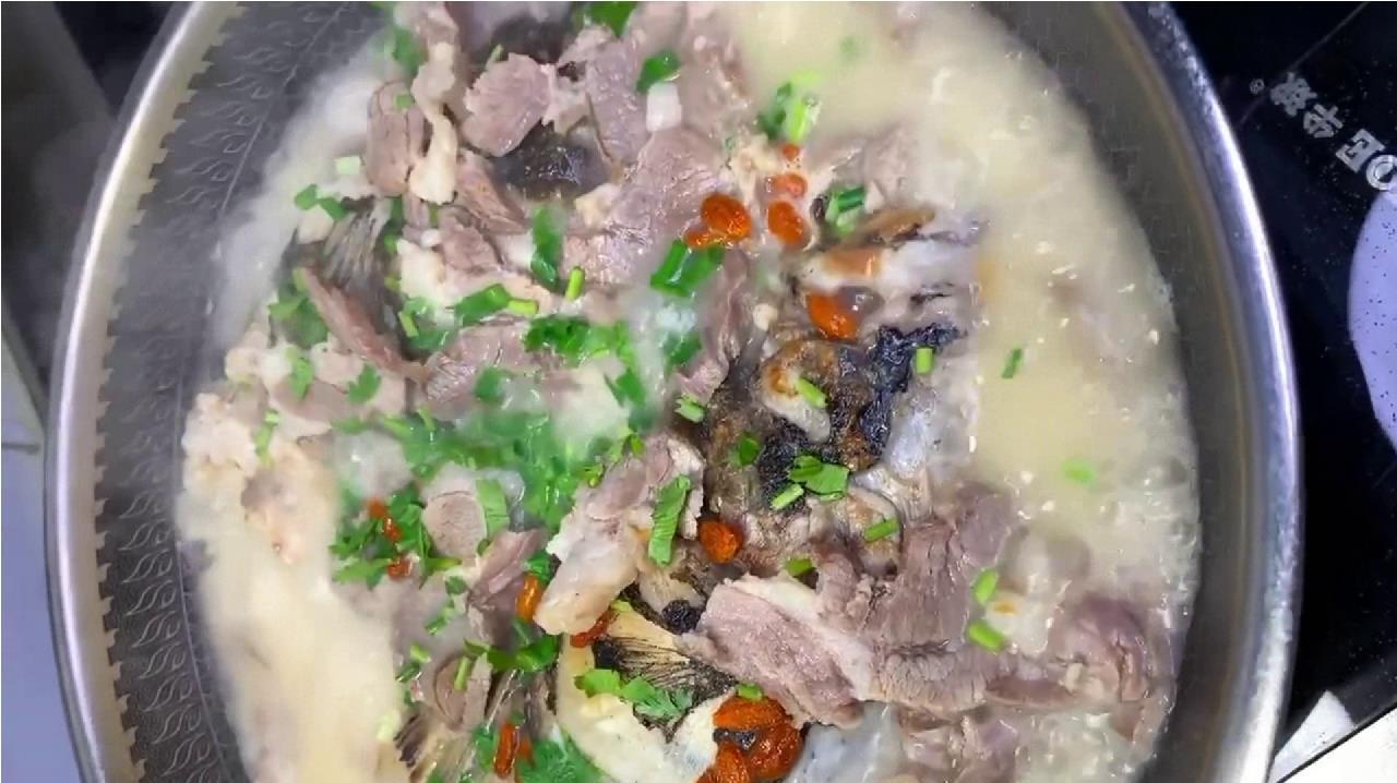 给大家做一个自制美食鱼羊鲜,方法很简单,很好吃哦!