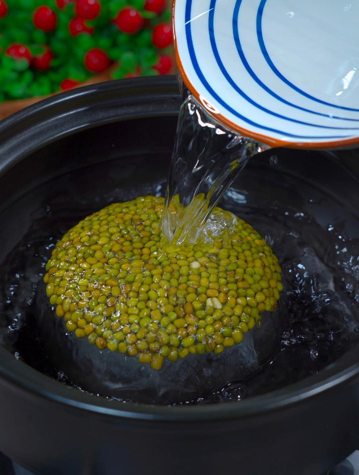 把绿豆冻成冰,放砂锅里煮一煮,出锅就是夏天人人都爱的美食