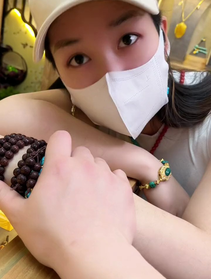 大清早的就躺着睡觉~昨天干啥去了老板娘