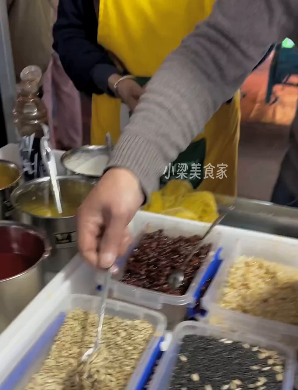 偶遇街边藕粉莲子汤,暖暖的超满足!