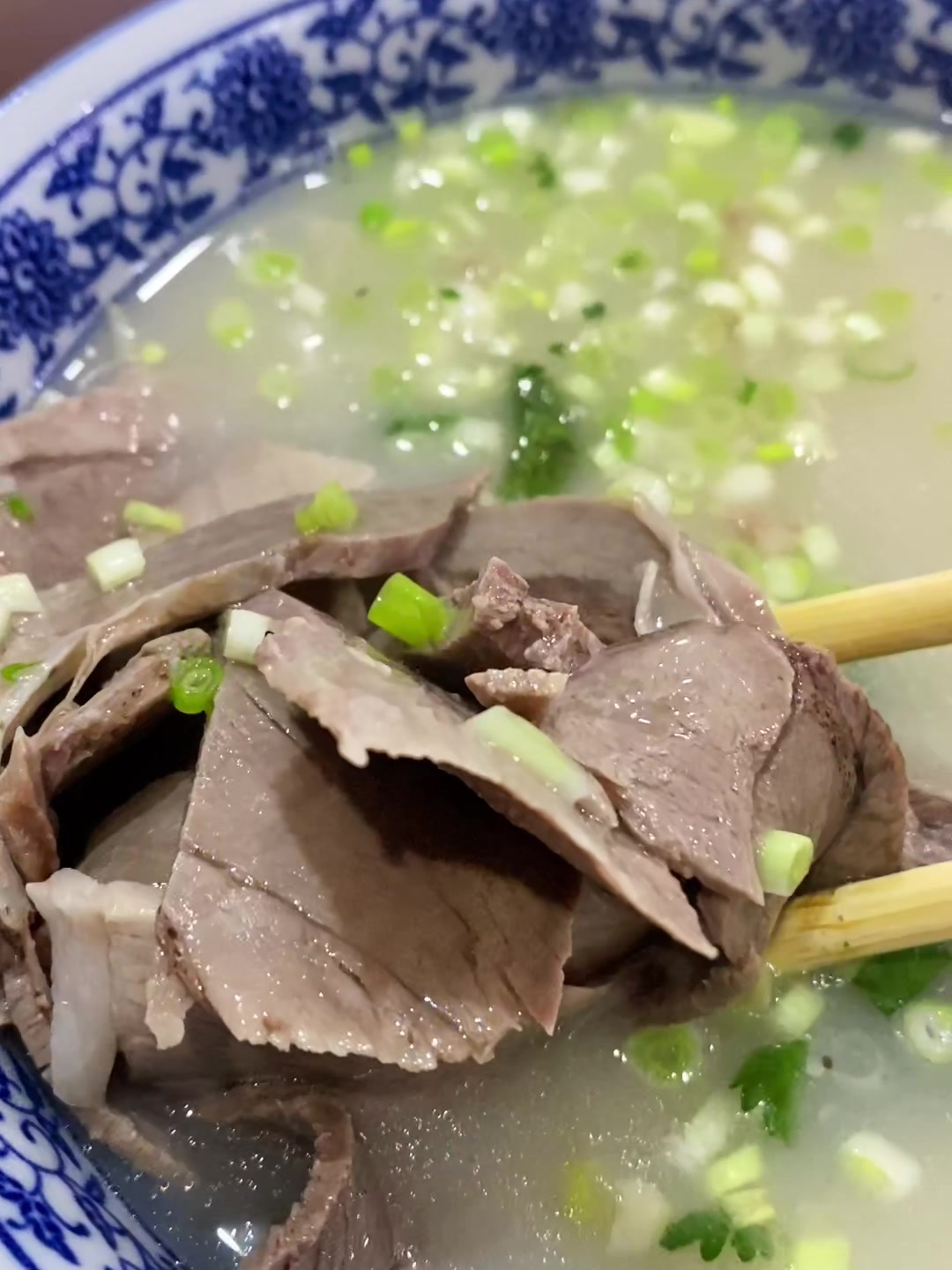 100家好吃的小店 西乡羊肉泡大碗有3两肉,辣子酱夹馍味道美