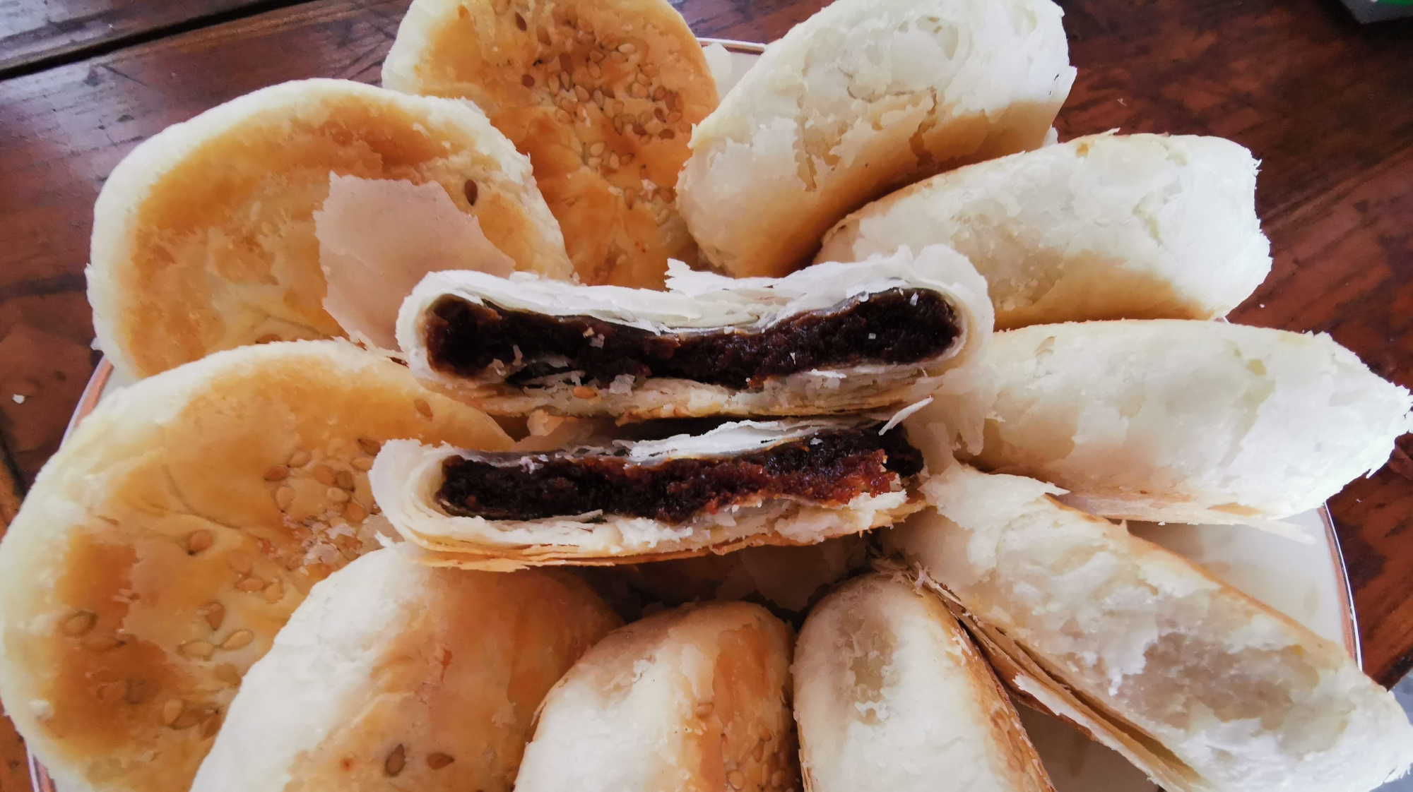 号称关中第一饼,全程不放一滴油做出来皮酥馅软,一天卖出上万个