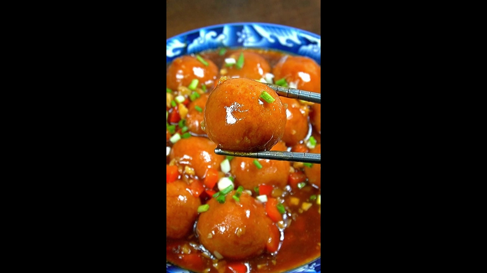 鸡肉藕丸子,吃起来有口感,鲜嫩多汁,味道不输红烧狮子头