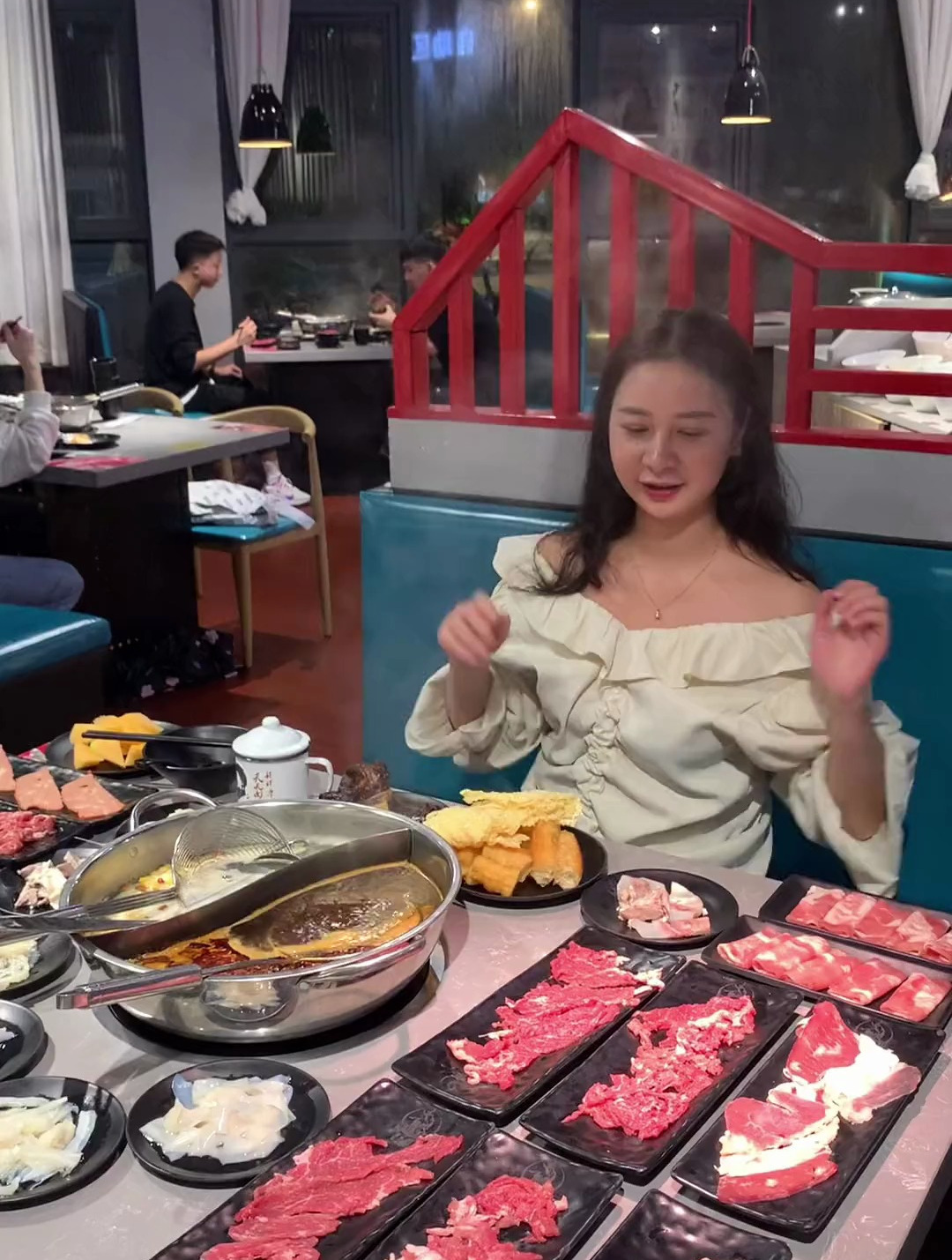 双人牛肉自助火锅,我心动了,还有酱大骨无限吃