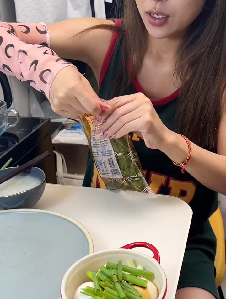 早餐一碗粥一碟小咸菜 简单方便又好吃 清脆爽口的 裙带菜梗