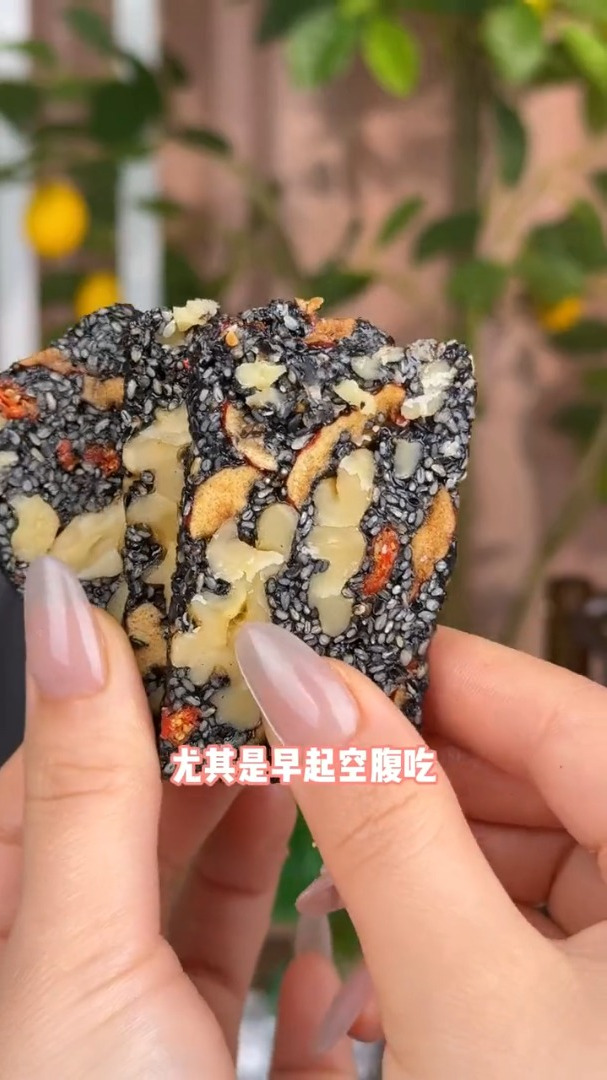 黑芝麻常吃是非常好的,可以搭配枸杞这样做