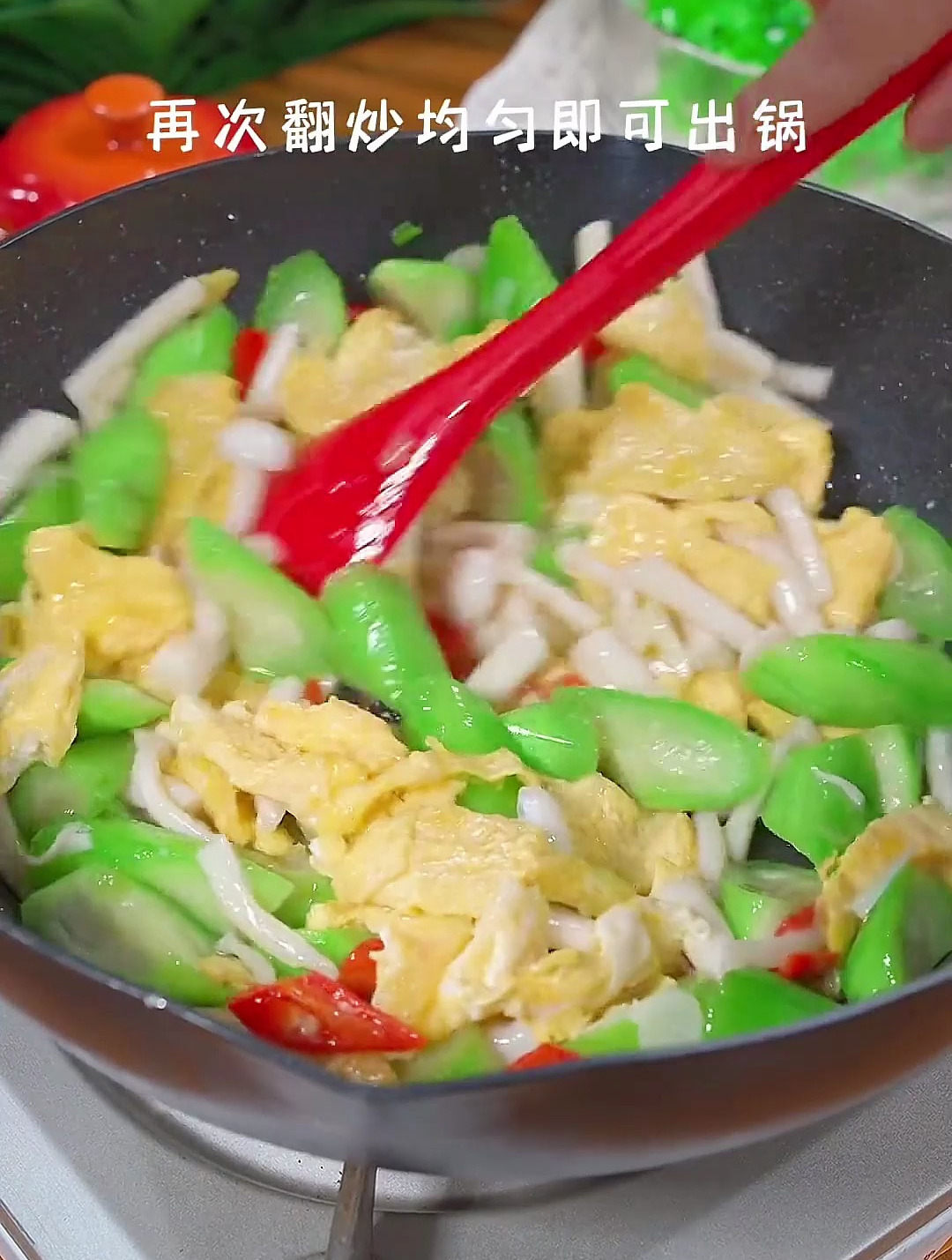 这才是丝瓜炒鸡蛋正确做法,丝瓜翠绿不发黑,鲜香好吃,方法简单