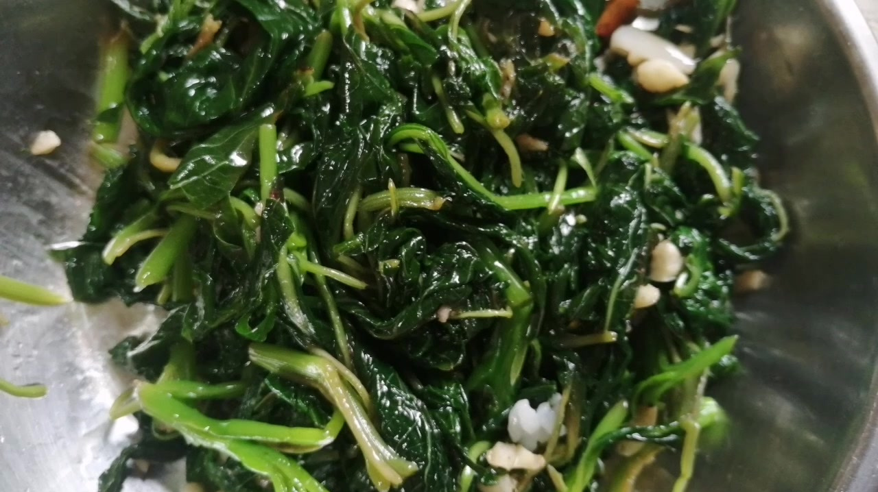 正是吃玉米菜的季节,家里的玉米菜吃不完,可以这样做