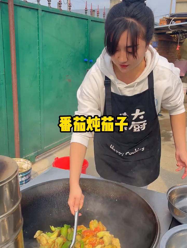 今天做一个番茄炖茄子,房子已经开始砌炕了,再有两三天就收拾完