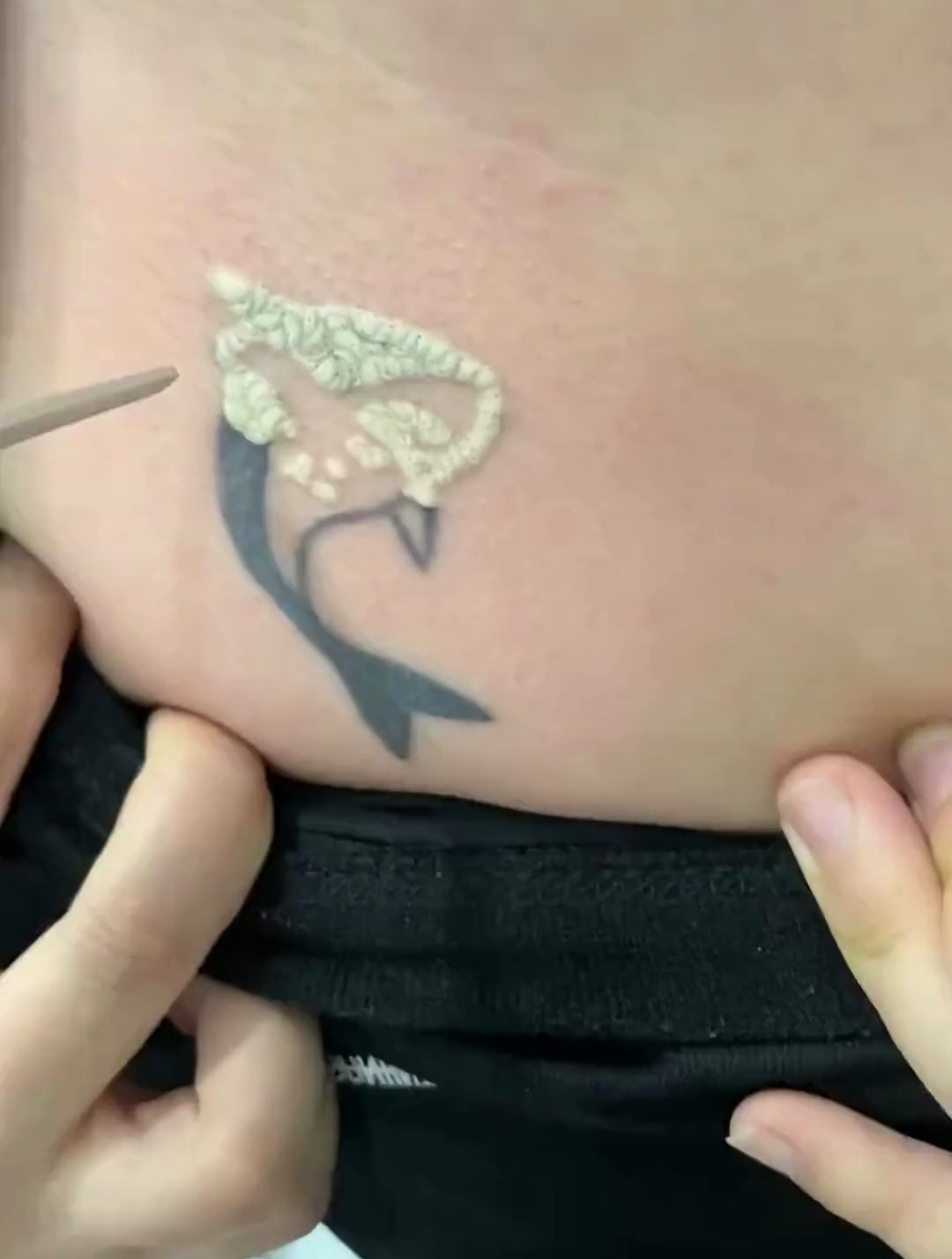 帮小姐姐洗个鱼纹身