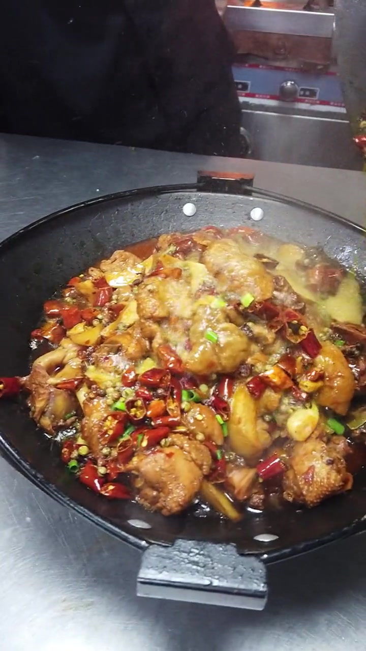 土鸡肥肠锅,美味一次吃个够