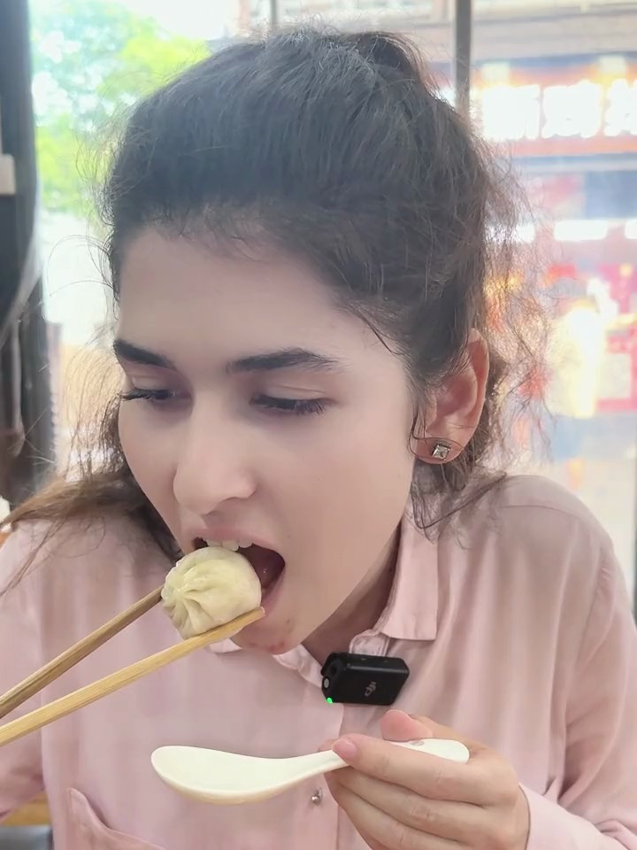 老外在中国挑战吃上海小笼包!