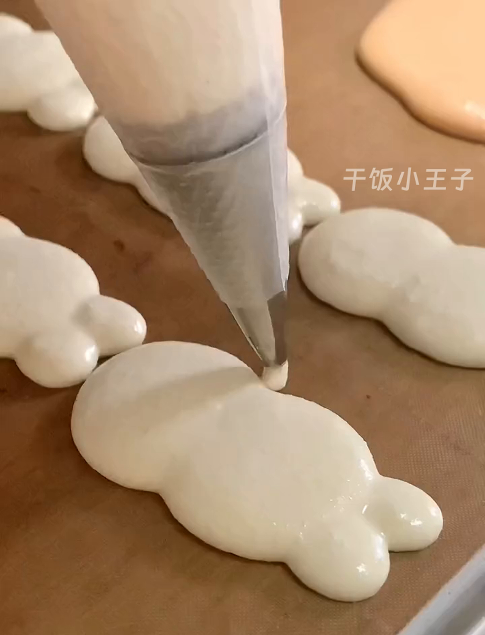 朋友定了个兔子造型的马卡龙蛋糕