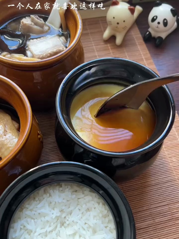 今日份营养简餐,黄花菜排骨汤+香菇焖鸡翅+鸡蛋羹+米饭
