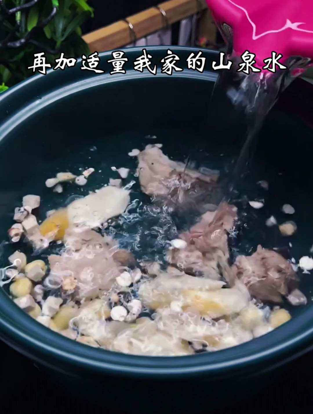养颜四神汤:已有100多年历史,四味药材搭配排骨,健脾还养颜
