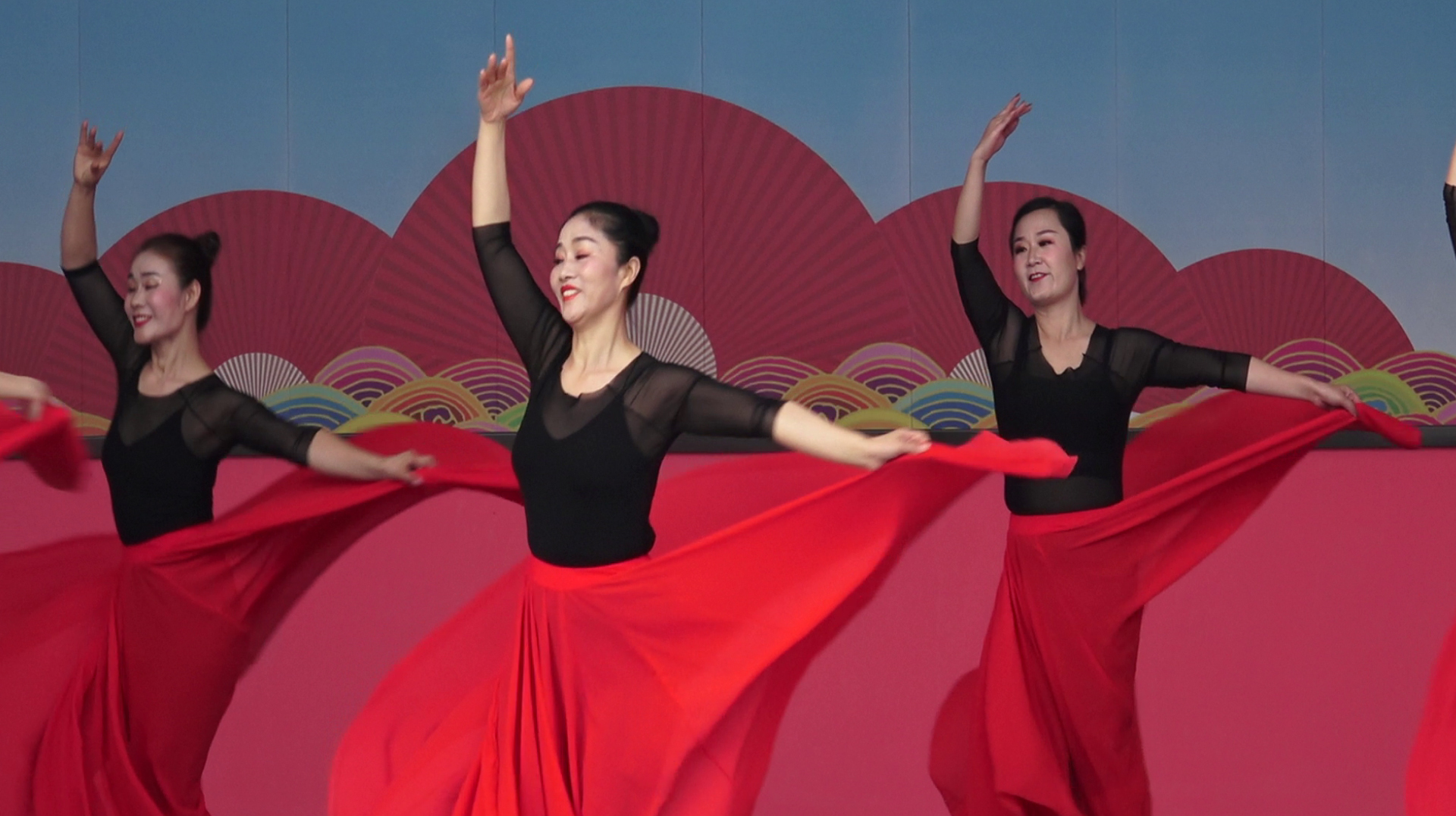 好看的舞蹈《大鱼》动作优美,仿佛把我们带到了海的世界