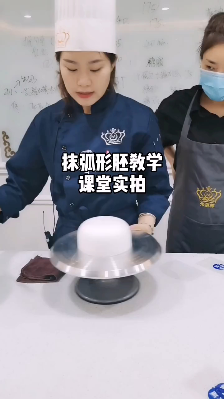 弧形蛋糕抹面教程,课堂实拍,做卡通蛋糕