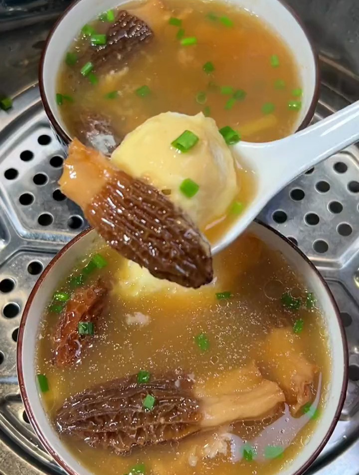 我们家经常炖的汤,羊肚菌鸡蛋肉泥汤,汤鲜味美,好喝到肉都吃光