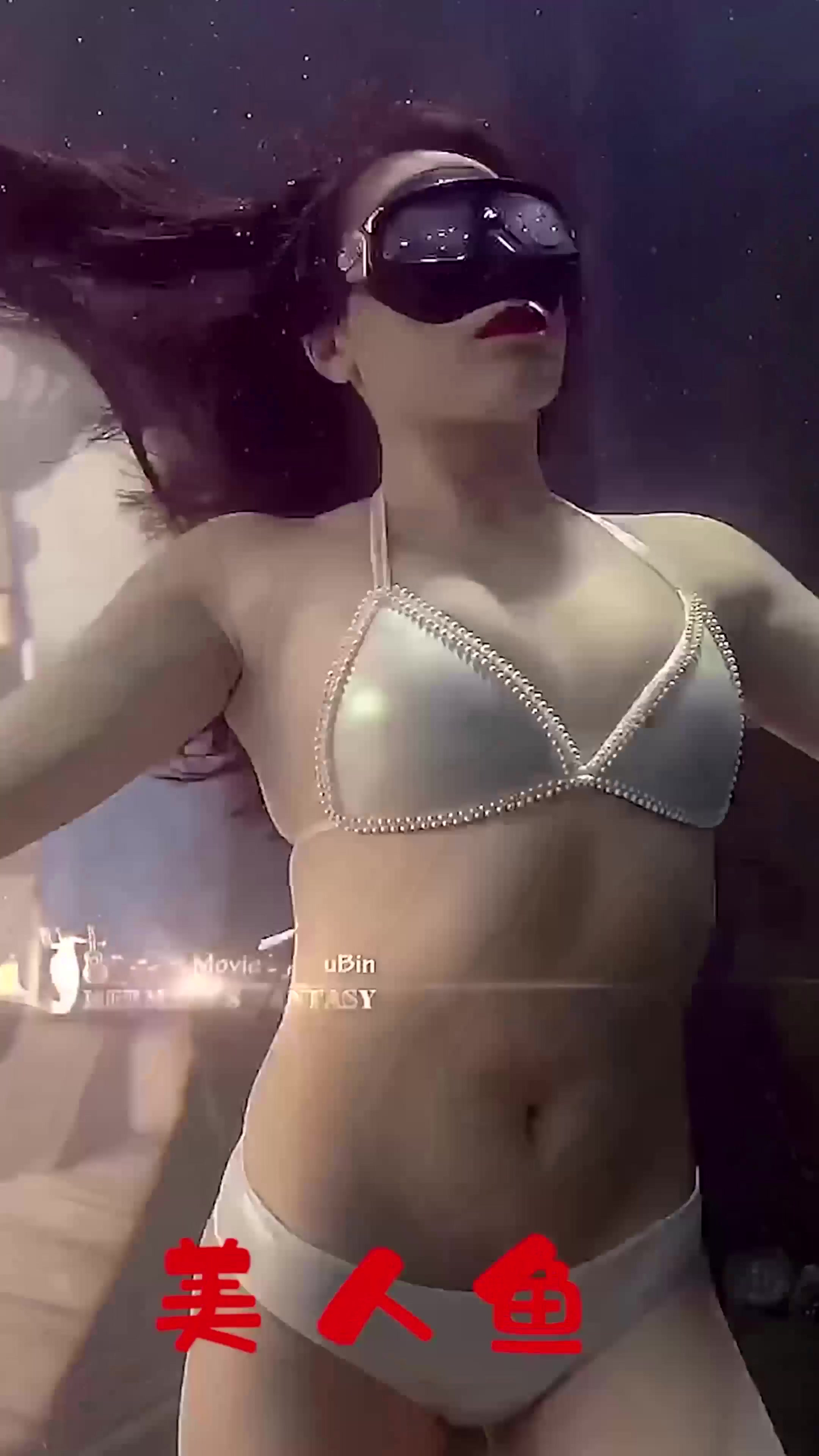小姐姐深海潜水,穿上泳装自由游泳,好像美人鱼