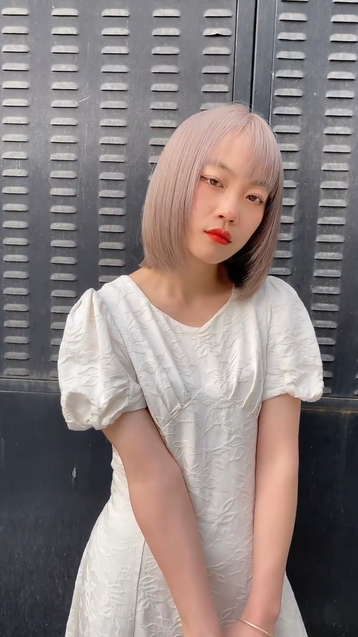 奶茶色 显白发色 珍珠粉色甜美披肩发型