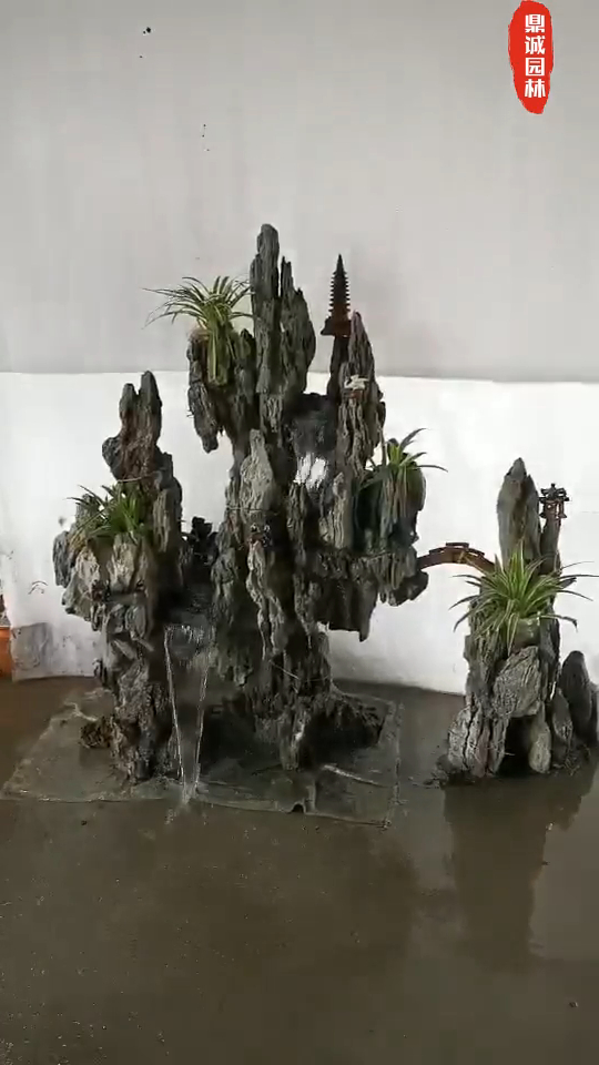英石制作而成的假山,流水瀑布。适合庭院花园阳台鱼池装饰,室内外都可以摆放