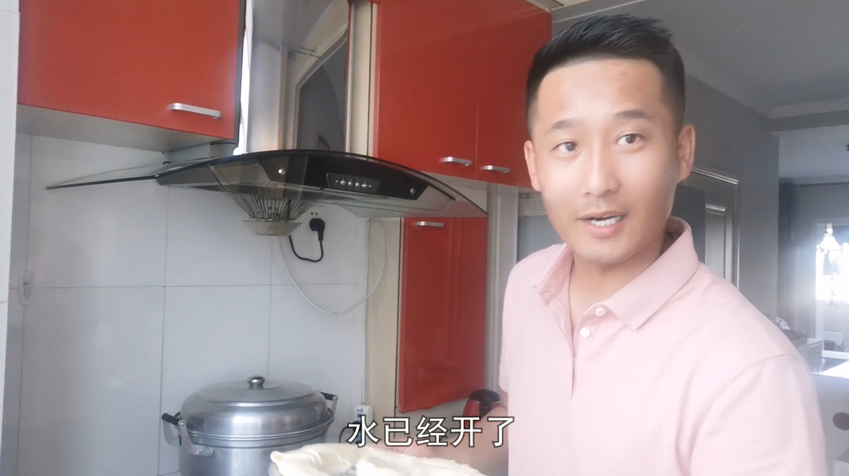 蒙古族顿顿都吃牛羊肉?正宗羊肉汤配黄油卷子,小伙1碗怕是不够吃