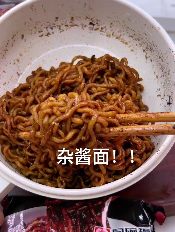 裹满了酱汁!粗面很有嚼劲!感觉就是韩剧女主吃的那种!