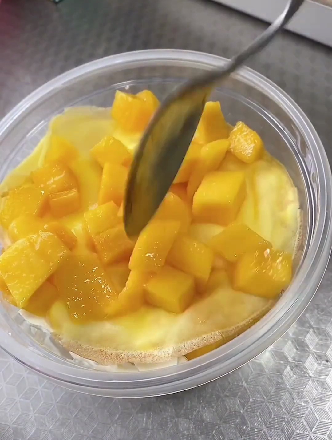 不用烤箱就可以做的小甜品 一碗可以吃到撑的芒果千层盒子