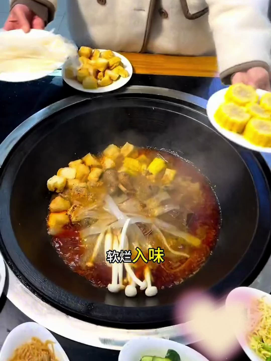咱家人铁锅炖 这个大鹅炖得软烂入味 旁边的玉米饼也是贼拉的香