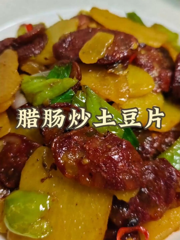 把肉灌进这个灌肠器中 轻轻一推 腊肠就做好啦