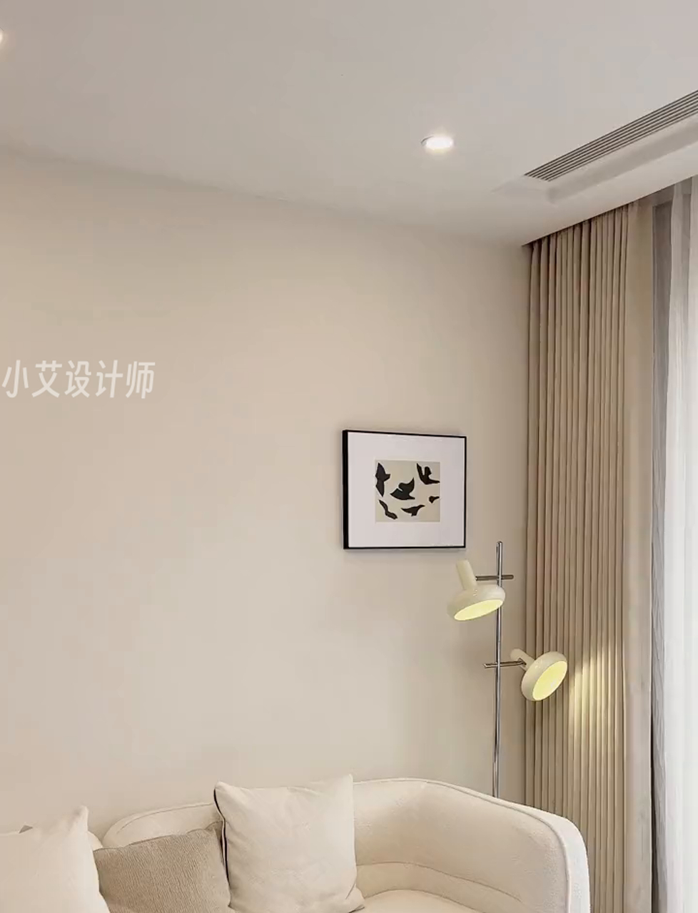 新窗帘一挂,客厅立马变温馨!之前那款深奶茶色窗帘,只能说还行,换了高温定型的浅奶茶色,整个