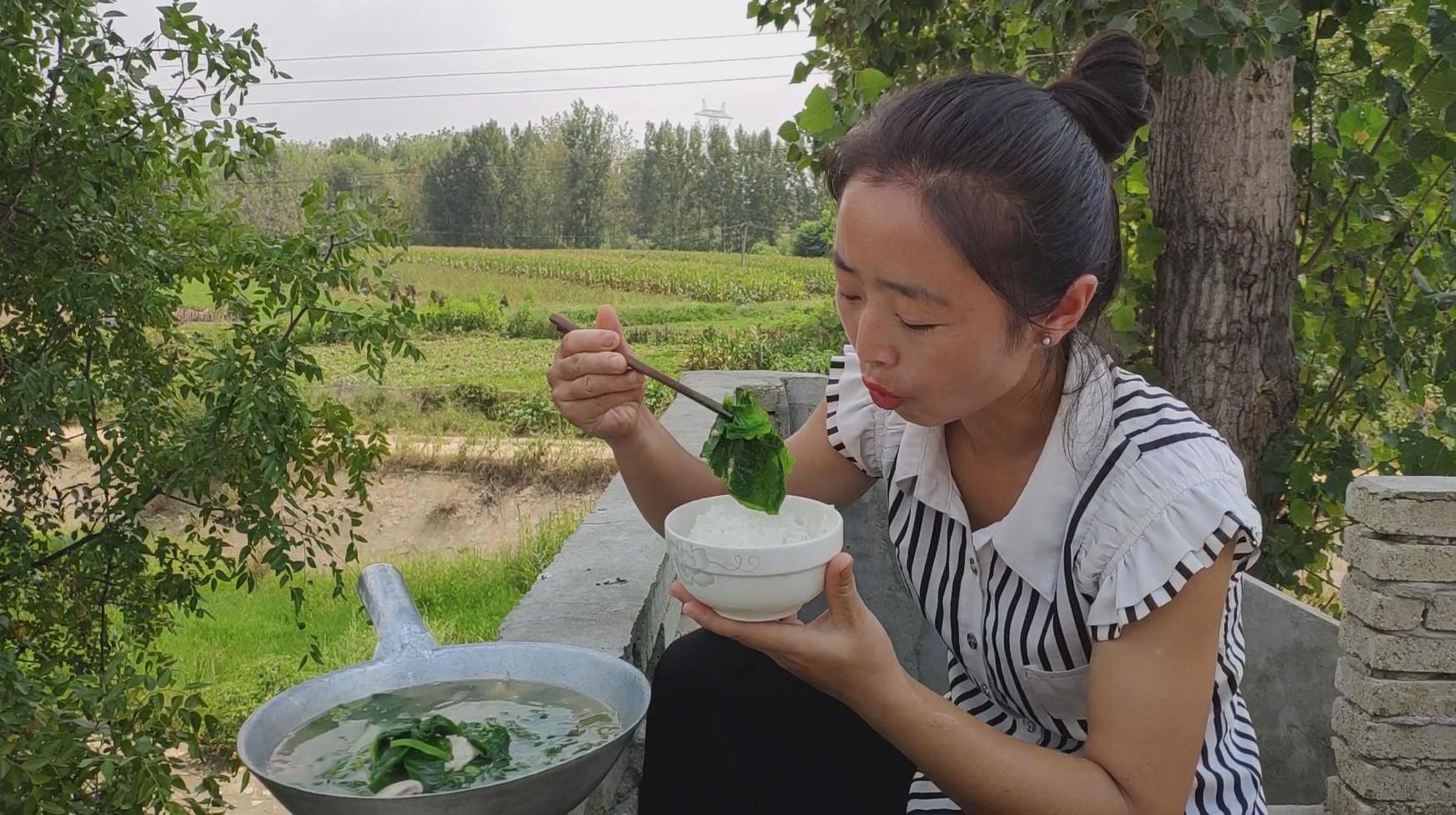 农村媳妇煮青菜蘑菇肉片汤,一碗饭一瓢汤,味道真鲜喝撑了