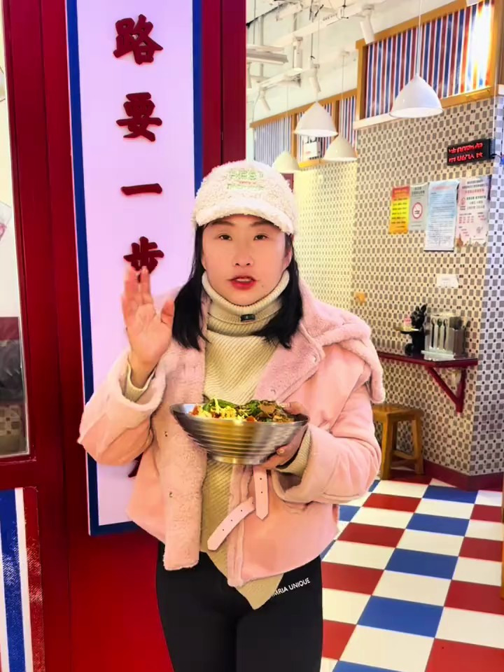 十几块钱的盖码饭小菜米饭还可以加